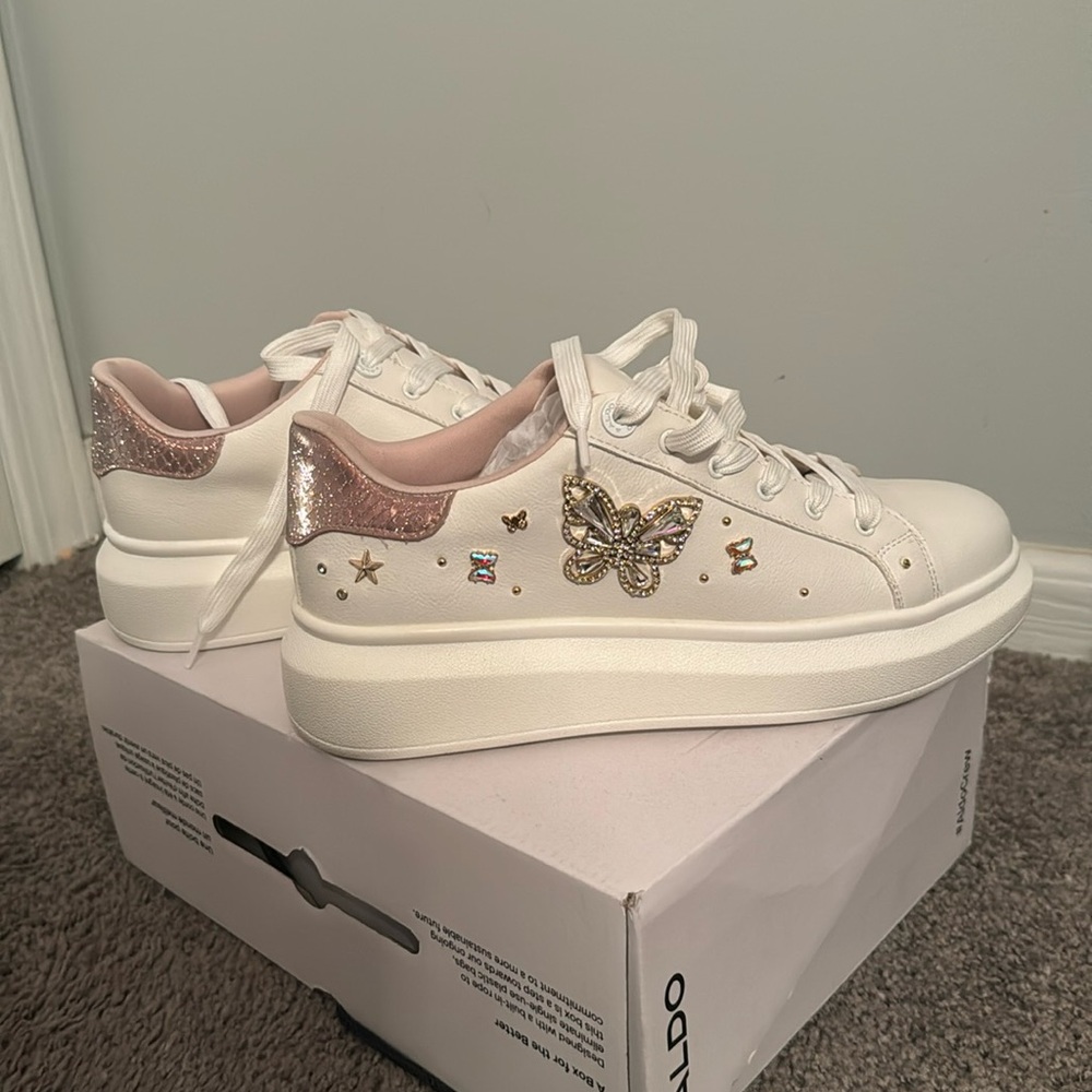 Aldo sparkly casual sneaker size 8 never worn brand new in box!!